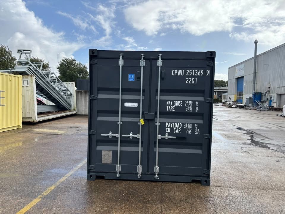 20 fots isolerad container antracitgrå facade porte