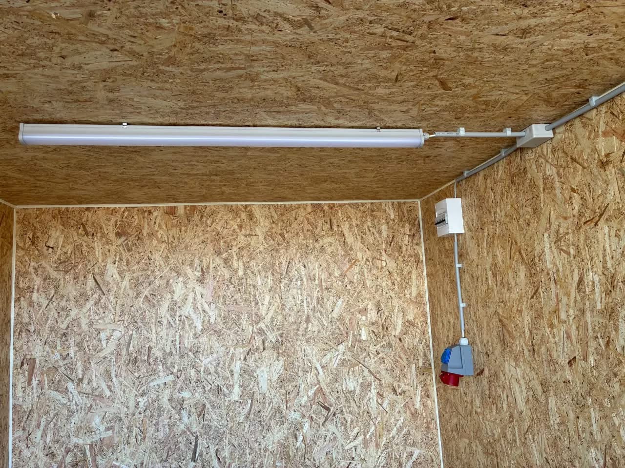 8 fots isolerad container lumiere plafond