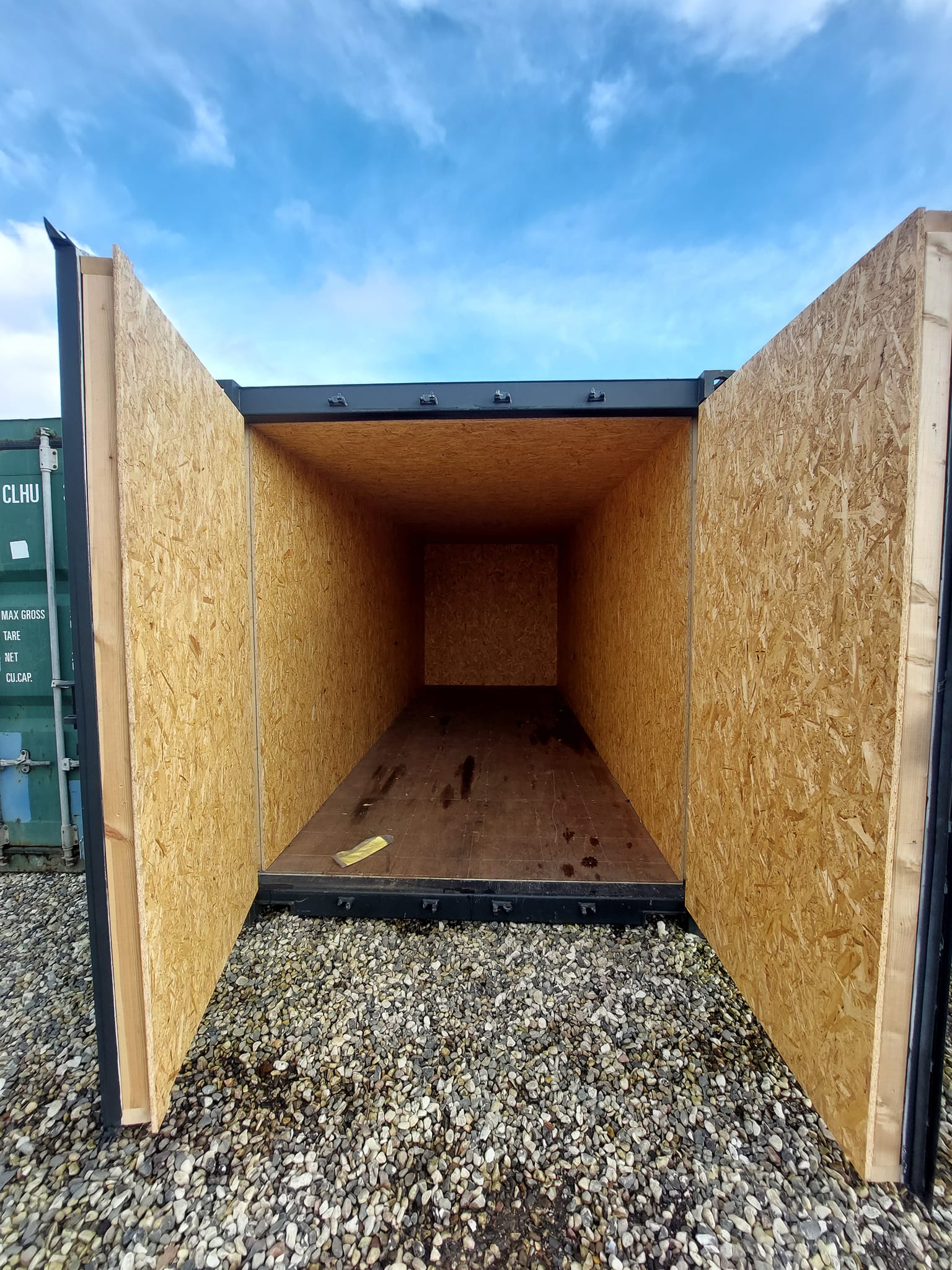 Ny sort 20 fots isolerad container åben dør OSB