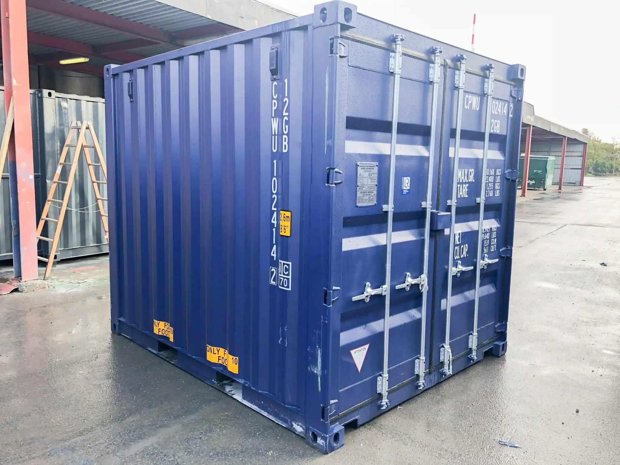 10 fots isolerad blaa container porte angle