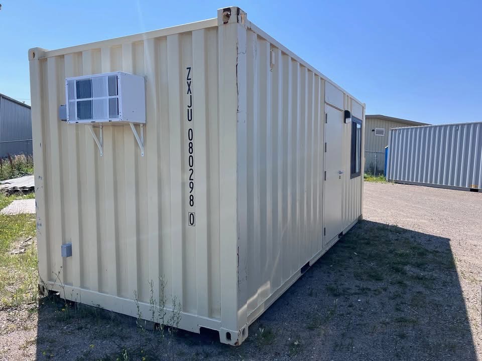 20 fots beige kontorcontainer klimaanlæg