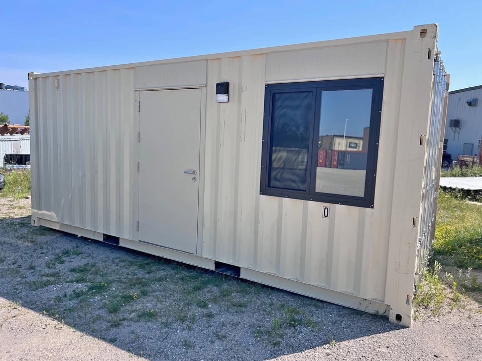 20 fots beige kontorcontainer facade dør vindue