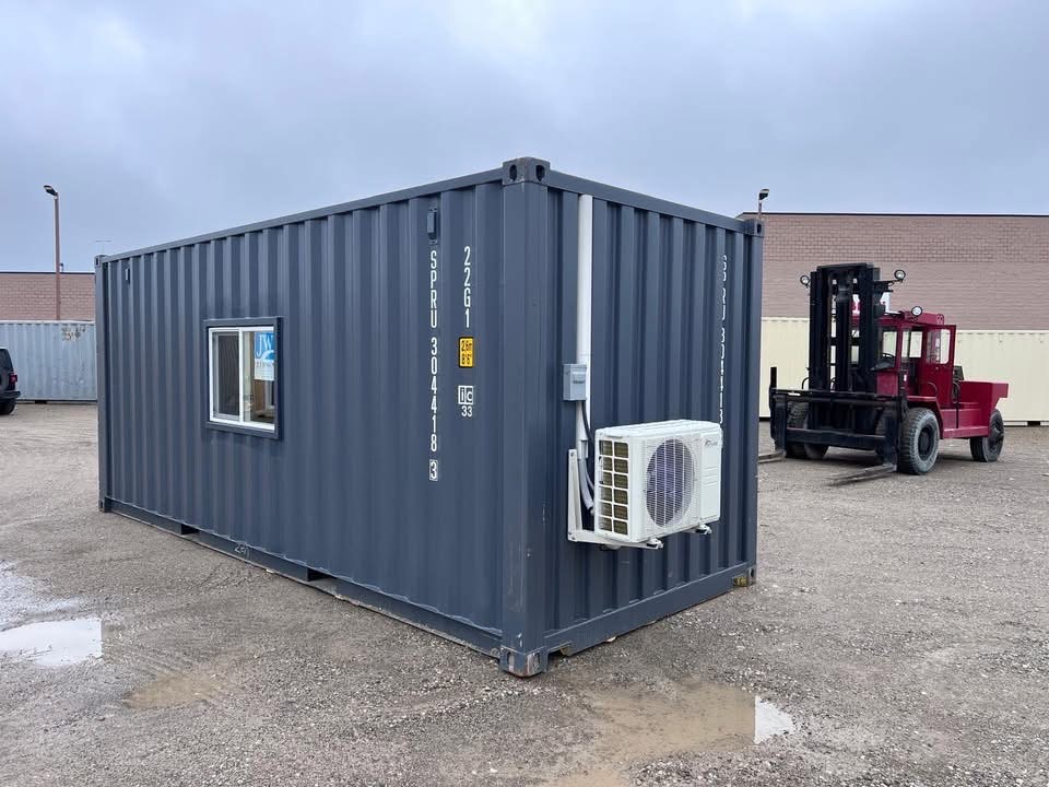 20 fots mørkegrå kontorcontainer klimaanlæg baksida